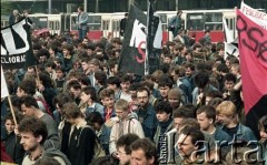 1989, Warszawa, Polska.
Manifestacja studentów uczelni warszawskich i uczniów szkół w sprawie ponownej legalizacji Niezależnego Zrzeszenia Studentów.
Fot. Wojciech Druszcz, zbiory Ośrodka KARTA.