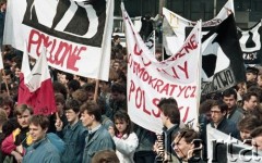 1989, Warszawa, Polska.
Manifestacja studentów uczelni warszawskich i uczniów szkół w sprawie ponownej legalizacji Niezależnego Zrzeszenia Studentów.
Fot. Wojciech Druszcz, zbiory Ośrodka KARTA.