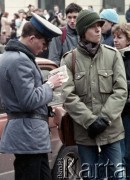 1989, Warszawa, Polska.
Milicjant legitymuje manifestanta podczas protestu studentów uczelni warszawskich w sprawie rejestracji Niezależnego Zrzeszenia Studentów.
Fot. Wojciech Druszcz, zbiory Ośrodka KARTA