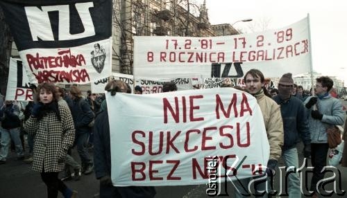 1989, Warszawa, Polska.
Manifestacja studentów uczelni warszawskich w sprawie ponownej rejestracji Niezależnego Zrzeszenia Studentów.
Fot. Wojciech Druszcz, zbiory Ośrodka KARTA.