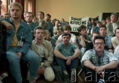 1989, Warszawa, Polska.
Manifestacja studentów uczelni warszawskich i uczniów szkół w sprawie ponownej legalizacji Niezależnego Zrzeszenia Studentów. Z prawej (z tyłu) Andrzej Halicki.
Fot. Wojciech Druszcz, zbiory Ośrodka KARTA.