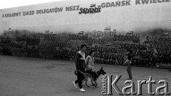 Kwiecień 1990, Gdańsk, Polska.
II Krajowy Zjazd Delegatów NSZZ „Solidarność”. Nz. Ludzie przed Halą Olivia.
Fot. Wojciech Druszcz, zbiory Ośrodka KARTA