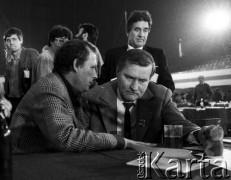 Kwiecień 1990, Gdańsk, Polska.
II Krajowy Zjazd Delegatów NSZZ „Solidarność”. Nz. Adam Michnik (z lewej) i Lech Wałęsa. 
Fot. Wojciech Druszcz, zbiory Ośrodka KARTA