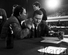 Kwiecień 1990, Gdańsk, Polska.
II Krajowy Zjazd Delegatów NSZZ „Solidarność”. Nz. Adam Michnik (z lewej) i Lech Wałęsa. 
Fot. Wojciech Druszcz, zbiory Ośrodka KARTA