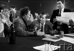 Kwiecień 1990, Gdańsk, Polska.
II Krajowy Zjazd Delegatów NSZZ „Solidarność”. Nz. Adam Michnik (z lewej) i Lech Wałęsa. 
Fot. Wojciech Druszcz, zbiory Ośrodka KARTA