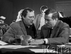 Kwiecień 1990, Gdańsk, Polska.
II Krajowy Zjazd Delegatów NSZZ „Solidarność”. Nz. Adam Michnik (z lewej) i Lech Wałęsa. 
Fot. Wojciech Druszcz, zbiory Ośrodka KARTA