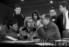 Kwiecień 1990, Gdańsk, Polska.
II Krajowy Zjazd Delegatów NSZZ „Solidarność”. Nz. Lech Wałęsa w rozmowie z dziennikarzami, m.in. Moniką Olejnik (siedzi przy nim).
Fot. Wojciech Druszcz, zbiory Ośrodka KARTA