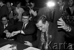 Kwiecień 1990, Gdańsk, Polska.
II Krajowy Zjazd Delegatów NSZZ „Solidarność”. Nz. Lech Wałęsa i wicepremier Leszek Balcerowicz. 
Fot. Wojciech Druszcz, zbiory Ośrodka KARTA