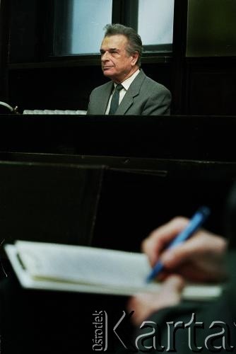 13.02.1995, Warszawa, Polska.
Minister spraw wewnętrznych generał Czesław Kiszczak. Nz. W czasie procesu jako oskarżony o bezprawne zezwolenie na użycie broni palnej przez oddziały milicji w grudniu 1981 roku w kopalniach Wujek i Manifest Lipcowy. 
Fot. Wojciech Druszcz, zbiory Ośrodka KARTA