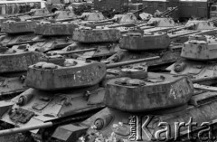 1997, Warszawa, Polska.
Stary sprzęt wojskowy m.in. czołgi T52, zgromadzone w forcie na Sadybie.
Fot. Wojciech Druszcz, zbiory Ośrodka KARTA