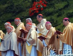 1997, Gniezno, Polska.
VII pielgrzymka papieża Jana Pawla II do Polski. Biskupi odprawiają mszę z papieżem.
Fot. Wojciech Druszcz, zbiory Ośrodka KARTA