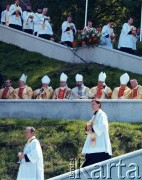 1997, Gniezno, Polska.
VII pielgrzymka papieża Jana Pawla II do Polski. Przygotowanie do mszy świętej.
Fot. Wojciech Druszcz, zbiory Ośrodka KARTA