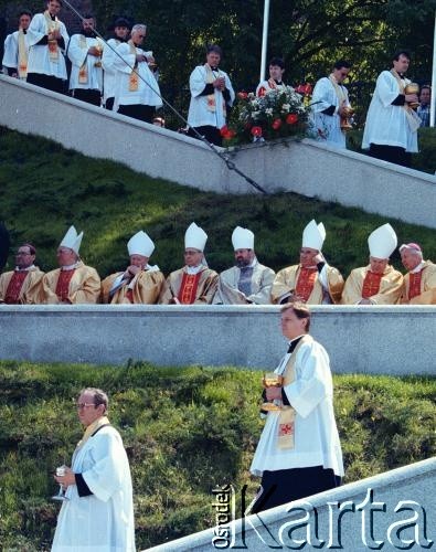 1997, Gniezno, Polska.
VII pielgrzymka papieża Jana Pawla II do Polski. Przygotowanie do mszy świętej.
Fot. Wojciech Druszcz, zbiory Ośrodka KARTA