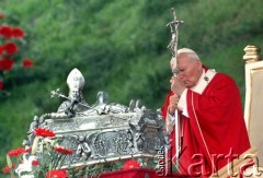 1997, Gniezno, Polska.
VII pielgrzymka papieża Jana Pawla II do Polski. Ojciec Święty odprawia mszę świętą przed relikwią św. Wojciecha.
Fot. Wojciech Druszcz, zbiory Ośrodka KARTA