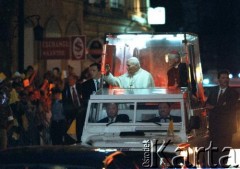 1997, Kraków, Polska.
VII pielgrzymka papieża Jana Pawła II do Polski. Przejazd Ojca Świętego papamobile ulicami Krakowa w towarzystwie arcybiskupa metropolity krakowskiego kardynała Franciszka Macharskiego.
Fot. Wojciech Druszcz, zbiory Ośrodka KARTA