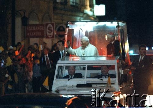 1997, Kraków, Polska.
VII pielgrzymka papieża Jana Pawła II do Polski. Przejazd Ojca Świętego papamobile ulicami Krakowa w towarzystwie arcybiskupa metropolity krakowskiego kardynała Franciszka Macharskiego.
Fot. Wojciech Druszcz, zbiory Ośrodka KARTA