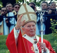 1997, Gniezno, Polska.
VII pielgrzymka papieża Jana Pawla II do Polski. Ojciec Święty pozdrawia pielgrzymów.
Fot. Wojciech Druszcz, zbiory Ośrodka KARTA