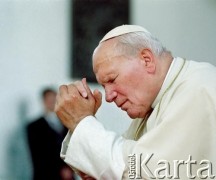 1997, Kraków, Polska.
VII pielgrzymka papieża Jana Pawła II do Polski. Modlitwa Ojca Świętego w Katedrze Wawelskiej.
Fot. Wojciech Druszcz, zbiory Ośrodka KARTA