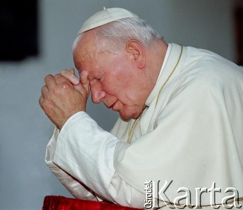 1997, Kraków, Polska.
VII pielgrzymka papieża Jana Pawła II do Polski. Modlitwa Ojca Świętego w Katedrze Wawelskiej.
Fot. Wojciech Druszcz, zbiory Ośrodka KARTA