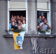 1997, Kraków, Polska.
VII pielgrzymka papieża Jana Pawła II do Polski. Mieszkańcy Krakowa pozdrawiają Ojca Świętego podczas jego przejazdu ulicami miasta.
Fot. Wojciech Druszcz, zbiory Ośrodka KARTA