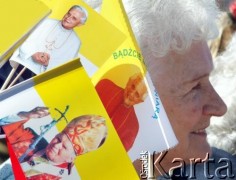 25.05.2006, Warszawa, Polska.
Pierwsza pielgrzymka Papieża Benedykta XVI do Polski. Na zdjęciu wierni.
Fot. Wojciech Druszcz, zbiory Ośrodka KARTA.