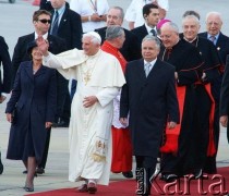 25.05.2006, Warszawa, Polska.
Pierwsza pielgrzymka Papieża Benedykta XVI do Polski. Powitanie na lotnisku Chopina. Obok Ojca Świętego Prezydent RP Lech Kaczyński i jego żona Maria Kaczyńska. Za Papieżem Prymas Polski kardynał Józef Glemp.
Fot. Wojciech Druszcz, zbiory Ośrodka KARTA.