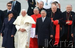 25.05.2006, Warszawa, Polska.
Pierwsza pielgrzymka Papieża Benedykta XVI do Polski. Powitanie na lotnisku Chopina. Obok Ojca Świętego Prezydent RP Lech Kaczyński i jego żona Maria Kaczyńska. Za Papieżem Prymas Polski kardynał Józef Glemp.
Fot. Wojciech Druszcz, zbiory Ośrodka KARTA.