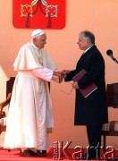 25.05.2006, Warszawa, Polska.
Pierwsza pielgrzymka Papieża Benedykta XVI do Polski. Prezydent RP Lech Kaczyński wita Ojca Świętego na lotnisku Chopina. 
Fot. Wojciech Druszcz, zbiory Ośrodka KARTA.