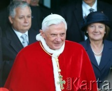 25.05.2006, Warszawa, Polska.
Pierwsza pielgrzymka Papieża Benedykta XVI do Polski. Powitanie na lotnisku Chopina. Za Ojciem Świętym Prezydent RP Lech Kaczyński i jego żona Maria Kaczyńska.
Fot. Wojciech Druszcz, zbiory Ośrodka KARTA.