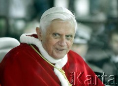 25.05.2006, Warszawa, Polska.
Pierwsza pielgrzymka Papieża Benedykta XVI do Polski. Ojciec Święty w papamobile.
Fot. Wojciech Druszcz, zbiory Ośrodka KARTA.