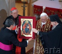 25.05.2006, Warszawa, Polska.
Pierwsza pielgrzymka papieża Benedykta XVI do Polski. Spotkanie ekumeniczne w kościele św. Trójcy (kościół parafii ewangelicko-augsburskiej). Na zdjęciu arcybiskup prawosławny Jeremiasz, papież Benedykt XVI, Prymas Polski kardynał Józef Glemp.
Fot. Wojciech Druszcz, zbiory Ośrodka KARTA