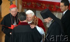 25.05.2006, Warszawa, Polska.
Pierwsza pielgrzymka papieża Benedykta XVI do Polski. Spotkanie ekumeniczne w kościele św. Trójcy (kościół parafii ewangelicko-augsburskiej). Na zdjęciu (od prawej): arcybiskup prawosławny Jeremiasz, papież Benedykt XVI, Prymas Polski kardynał Józef Glemp; tyłem arcybiskup Kościoła Ewangielicko-Augsburskiego Janusz Jagucki.
Fot. Wojciech Druszcz, zbiory Ośrodka KARTA