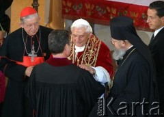 25.05.2006, Warszawa, Polska.
Pierwsza pielgrzymka papieża Benedykta XVI do Polski. Spotkanie ekumeniczne w kościele św. Trójcy (kościół parafii ewangelicko-augsburskiej). Na zdjęciu (od prawej): arcybiskup prawosławny Jeremiasz, papież Benedykt XVI, Prymas Polski kardynał Józef Glemp; tyłem arcybiskup Kościoła Ewangielicko-Augsburskiego Janusz Jagucki.
Fot. Wojciech Druszcz, zbiory Ośrodka KARTA