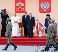 25.05.2006, Warszawa, Polska.
Pierwsza pielgrzymka Papieża Benedykta XVI do Polski. Powitanie na lotnisku Chopina. Obok Ojca Świętego Prezydent RP Lech Kaczyński i jego żona Maria Kaczyńska.
Fot. Wojciech Druszcz, zbiory Ośrodka KARTA.