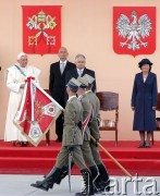 25.05.2006, Warszawa, Polska.
Pierwsza pielgrzymka Papieża Benedykta XVI do Polski. Powitanie na lotnisku Chopina. Obok Ojca Świętego Prezydent RP Lech Kaczyński i jego żona Maria Kaczyńska.
Fot. Wojciech Druszcz, zbiory Ośrodka KARTA.