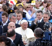 25.05.2006, Warszawa, Polska.
Pierwsza pielgrzymka Papieża Benedykta XVI do Polski. Powitanie na lotnisku Chopina. Obok Ojca Świętego Prezydent RP Lech Kaczyński (zasłonięty kamerą).
Fot. Wojciech Druszcz, zbiory Ośrodka KARTA.