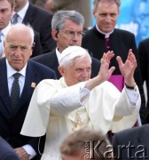 25.05.2006, Warszawa, Polska.
Pierwsza pielgrzymka Papieża Benedykta XVI do Polski. Powitanie na lotnisku Chopina. Ojciec Święty pozdrawia wiernych.
Fot. Wojciech Druszcz, zbiory Ośrodka KARTA.