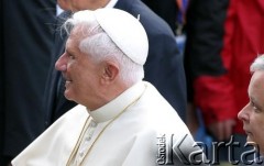 25.05.2006, Warszawa, Polska.
Pierwsza pielgrzymka Papieża Benedykta XVI do Polski. Powitanie na lotnisku Chopina. Ojciec Święty pozdrawia wiernych.
Fot. Wojciech Druszcz, zbiory Ośrodka KARTA.