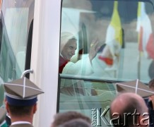 25.05.2006, Warszawa, Polska.
Pierwsza pielgrzymka Papieża Benedykta XVI do Polski. Powitanie na lotnisku Chopina. Ojciec Święty pozdrawia wiernych z papamobile.
Fot. Wojciech Druszcz, zbiory Ośrodka KARTA.
