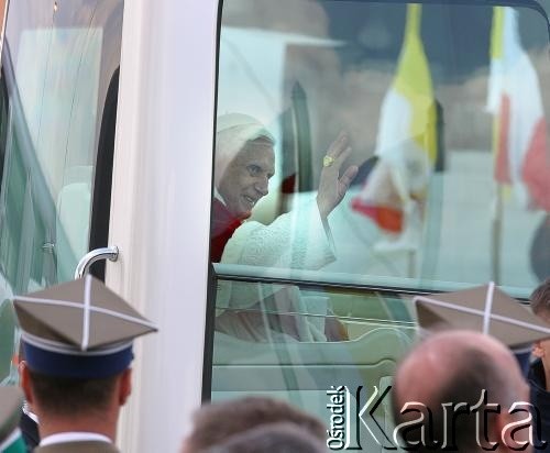 25.05.2006, Warszawa, Polska.
Pierwsza pielgrzymka Papieża Benedykta XVI do Polski. Powitanie na lotnisku Chopina. Ojciec Święty pozdrawia wiernych z papamobile.
Fot. Wojciech Druszcz, zbiory Ośrodka KARTA.