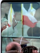 25.05.2006, Warszawa, Polska.
Pierwsza pielgrzymka Papieża Benedykta XVI do Polski. Powitanie na lotnisku Chopina. Ojciec Święty pozdrawia wiernych z papamobile.
Fot. Wojciech Druszcz, zbiory Ośrodka KARTA.