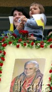 25.05.2006, Warszawa, Polska.
Pierwsza pielgrzymka papieża Benedykta XVI do Polski. Na zdjęciu wierni.
Fot. Wojciech Druszcz, zbiory Ośrodka KARTA.