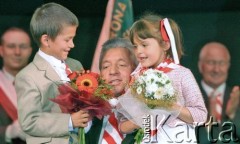 24.06.2006, Warszawa, Polska.
V Kongres sprawozdawczo-wyborczy Samoobrony Rzeczpospolitej Polskiej. Na zdjęciu wicepremier i minister rolnictwa Andrzej Lepper w towarzystwie dzieci.
Fot. Wojciech Druszcz, zbiory Ośrodka KARTA