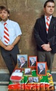 24.06.2006, Warszawa, Polska.
V Kongres sprawozdawczo-wyborczy Samoobrony Rzeczpospolitej Polskiej. Członkowie partii sprzedają w kuluarach Sali Kongresowej portrety Andrzeja Leppera.
Fot. Wojciech Druszcz, zbiory Ośrodka KARTA