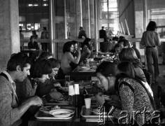 1976, Warszawa, Polska.
Dworzec Centralny. Bar szybkiej obsługi WARS  na antresoli hali głównej.
Fot. Wojciech Druszcz, zbiory Ośrodka KARTA