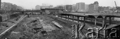 1972, Warszawa, Polska. 
Początki przebudowy dworca kolejowego Warszawa Centralna i okolicznych ulic: Alej Jerozolimskich, Chałubińskiego, Emilii Plater. Wykopy pod budowę linii średnicowej i nowego dworca.  
Fot. Wojciech Druszcz, zbiory Ośrodka KARTA