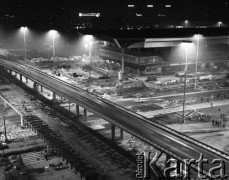 1975, Warszawa, Polska. 
Ostatni etap budowy dworca Warszawa Centralna i przebudowy węzła komunikacyjnego ulic: Aleje Jerozolimskie i Chałubińskiego.  
Fot. Wojciech Druszcz, zbiory Ośrodka KARTA
