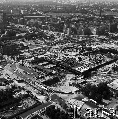 1974, Warszawa, Polska.
Przebudowa centrum miasta w rejonie ulic: Aleje Jerozolimskie, Chałubińskiego, Emilii Plater. Budowa dworca Warszawa Centralna i linii średnicowej - widok z Pałacu Kultury i Nauki.  
Fot. Wojciech Druszcz, zbiory Ośrodka KARTA