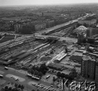 1974, Warszawa, Polska.
Przebudowa centrum miasta w rejonie ulic: Aleje Jerozolimskie, Chałubińskiego, Emilii Plater. Budowa nowego Dworca Centralnego i linii średnicowej - widok z Pałacu Kultury i Nauki.
Fot. Wojciech Druszcz, zbiory Ośrodka KARTA