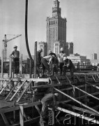1974, Warszawa, Polska.
Budowa nowej hali dworca Warszawa Centralna, w tle Pałac Kultury i Nauki.
Fot. Wojciech Druszcz, zbiory Ośrodka KARTA